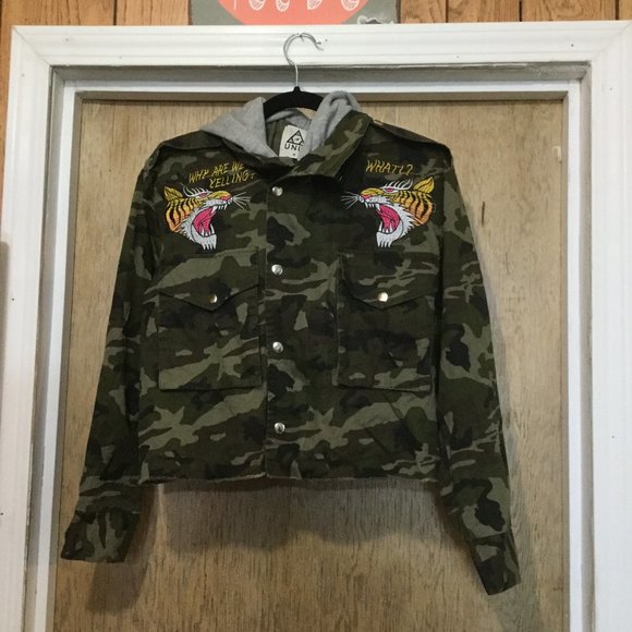 UNIF Jackets & Blazers - Camouflage raw hem embroidered cropped jacket with hood